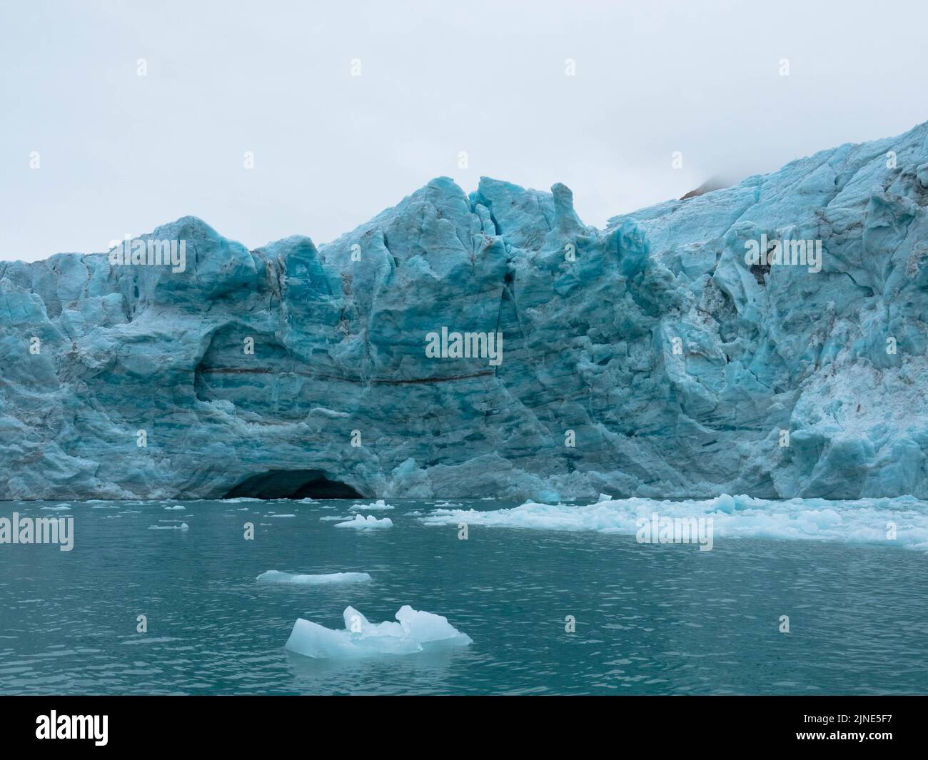 Samarinbreen finì in un fronte calvante a Samarinvagan, una baia sul lato sud del fiordo di Hornsundfjord. Foto Stock