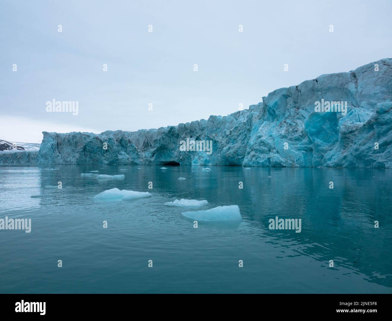 Samarinbreen finì in un fronte calvante a Samarinvagan, una baia sul lato sud del fiordo di Hornsundfjord. Foto Stock