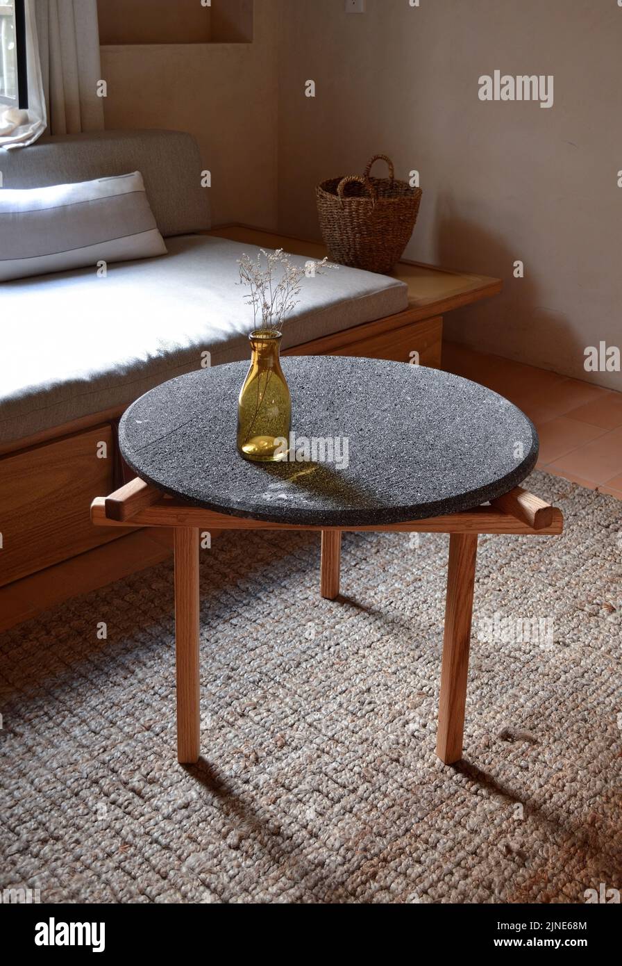 Un piccolo caffè o rivista tavolo disegno fatto di legno naturale e pietra  Foto stock - Alamy