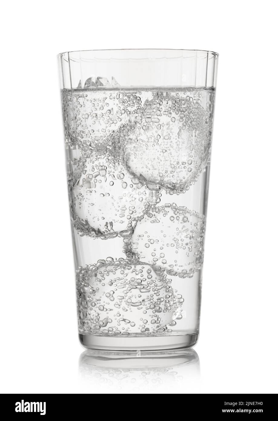 Acqua minerale frizzante di limonata con cubetti di ghiaccio e bolle di bianco. Foto Stock