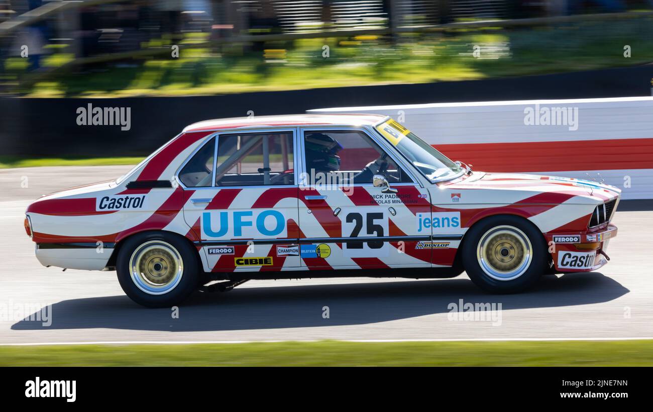 1977 BMW 530i con il pilota Nick Minassian durante la gara del Gerry Marshall Trophy al Goodwood 79th Members Meeting, Sussex, UK. Foto Stock