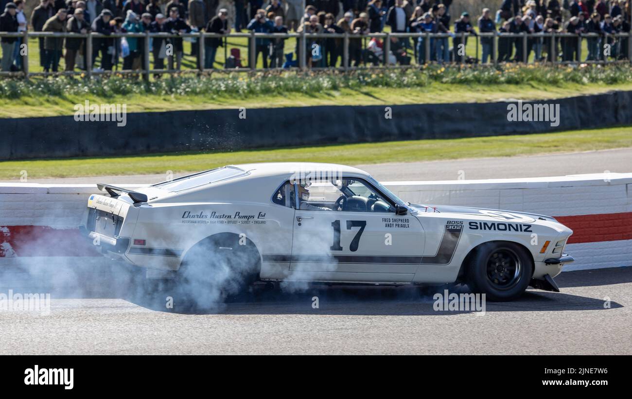 1970 Ford Mustang Boss 302 con il pilota Andy Priaulx durante la gara del Trofeo Gerry Marshall al Goodwood 79th Members Meeting, Sussex, UK Foto Stock