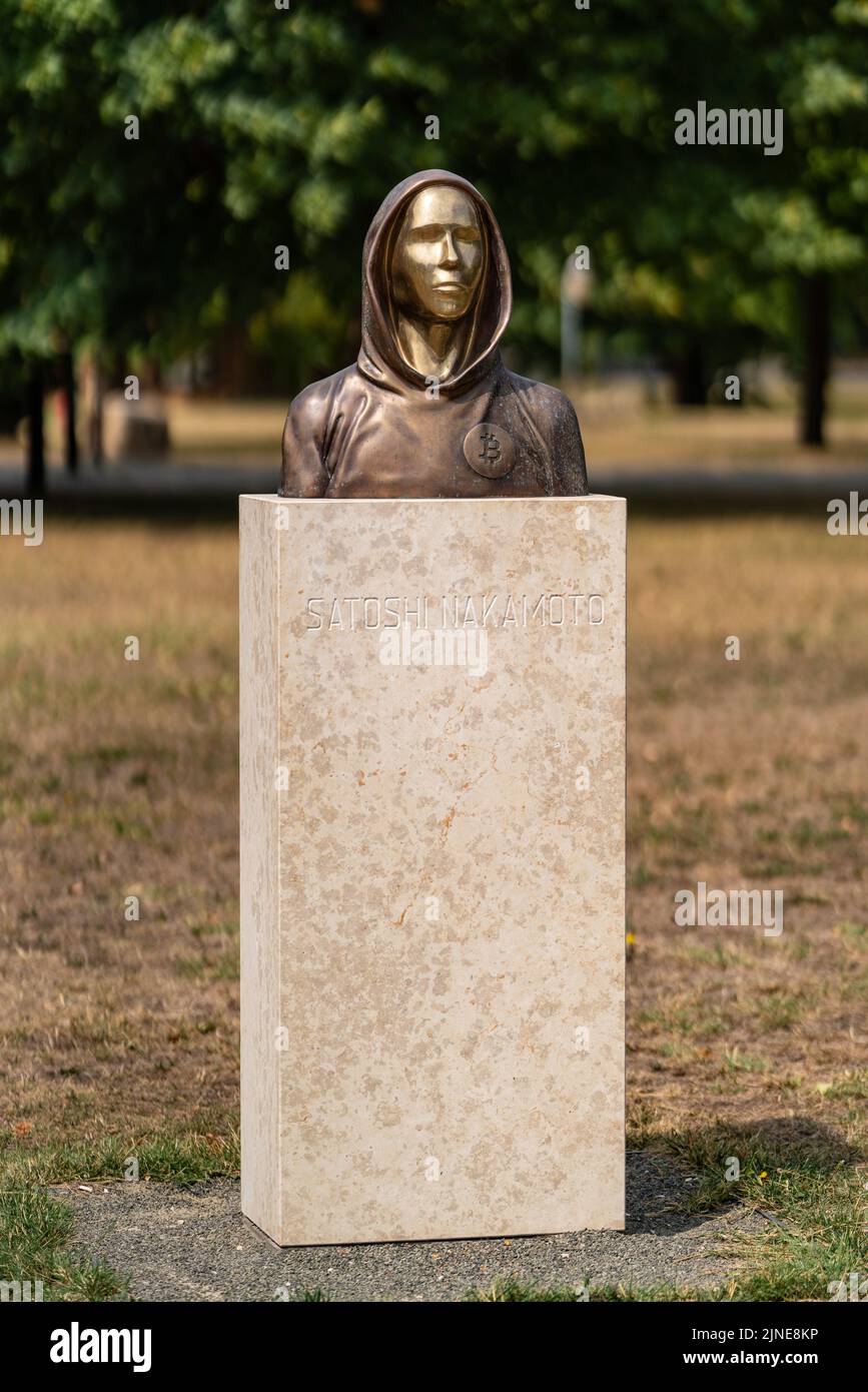 Budapest, Ungheria -7 agosto, .2022: Ritratto della statua di Satoshi Nakamoto misterioso fondatore della tecnologia Bitcoin e Blockchain in; creato da Foto Stock