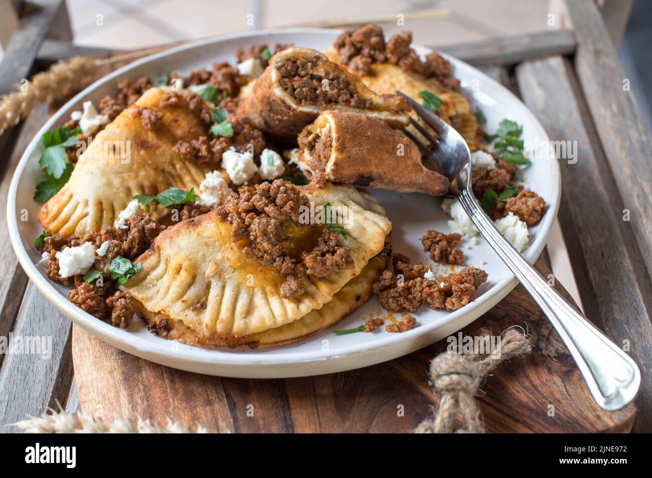 Pierogi, gnocchi russi ripieni di carne macinata piccante e formaggio feta. Foto Stock