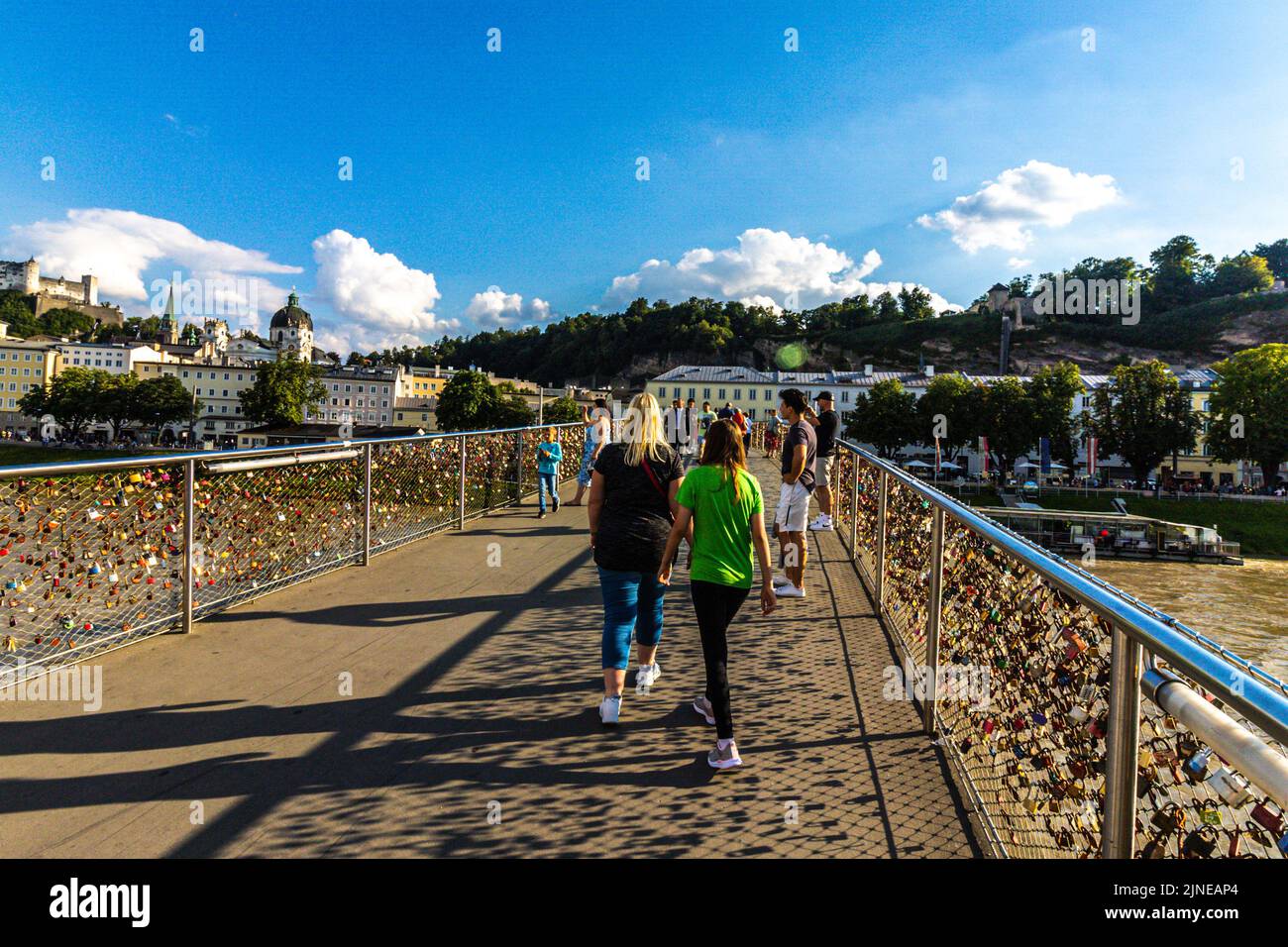 Persone che camminano sul ponte Makartsteg, coperto da chiuse d'amore sul fiume Salzach, Salisburgo, Salisburgo, Austria, Europa Foto Stock