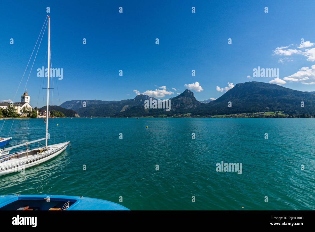 Vista dal villaggio di St Gilgen sul lago Wolfgangsee, nello stato austriaco di Salisburgo, nella regione del Salzkammergut. Austria Foto Stock