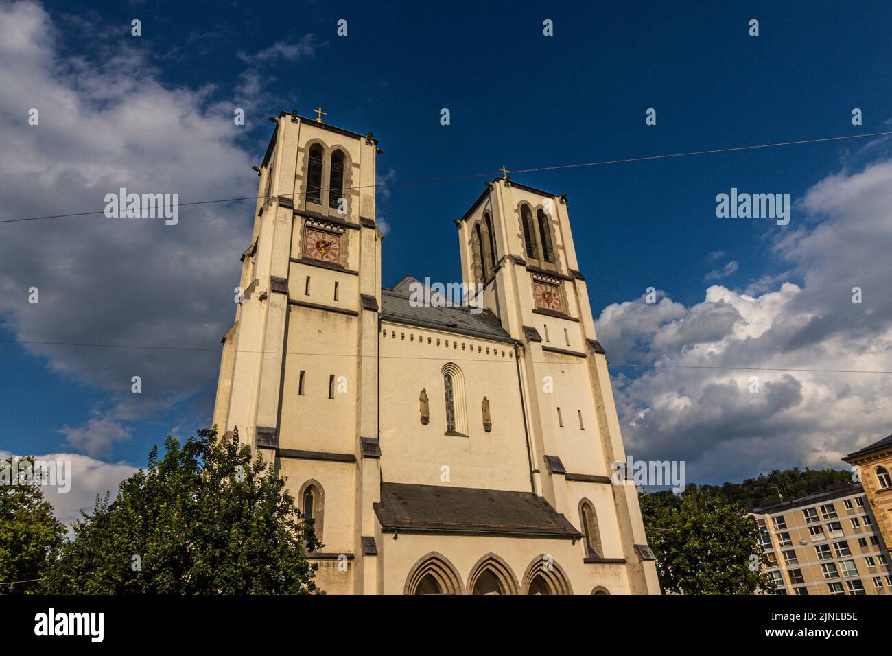 Vista della facciata anteriore di Kirche St. Andrä (chiesa) a Salisburgo, Austria costruito nel in1892 in stile neo-gotico. Foto Stock