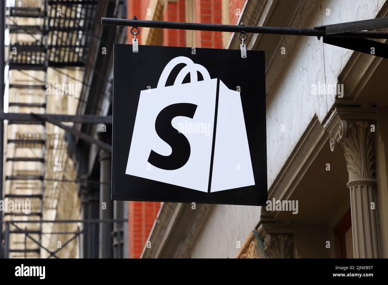 La segnaletica con il logo Shopify è appesa all'esterno di makerspace nel quartiere SoHo di Manhattan, 131 Greene St, New York Foto Stock