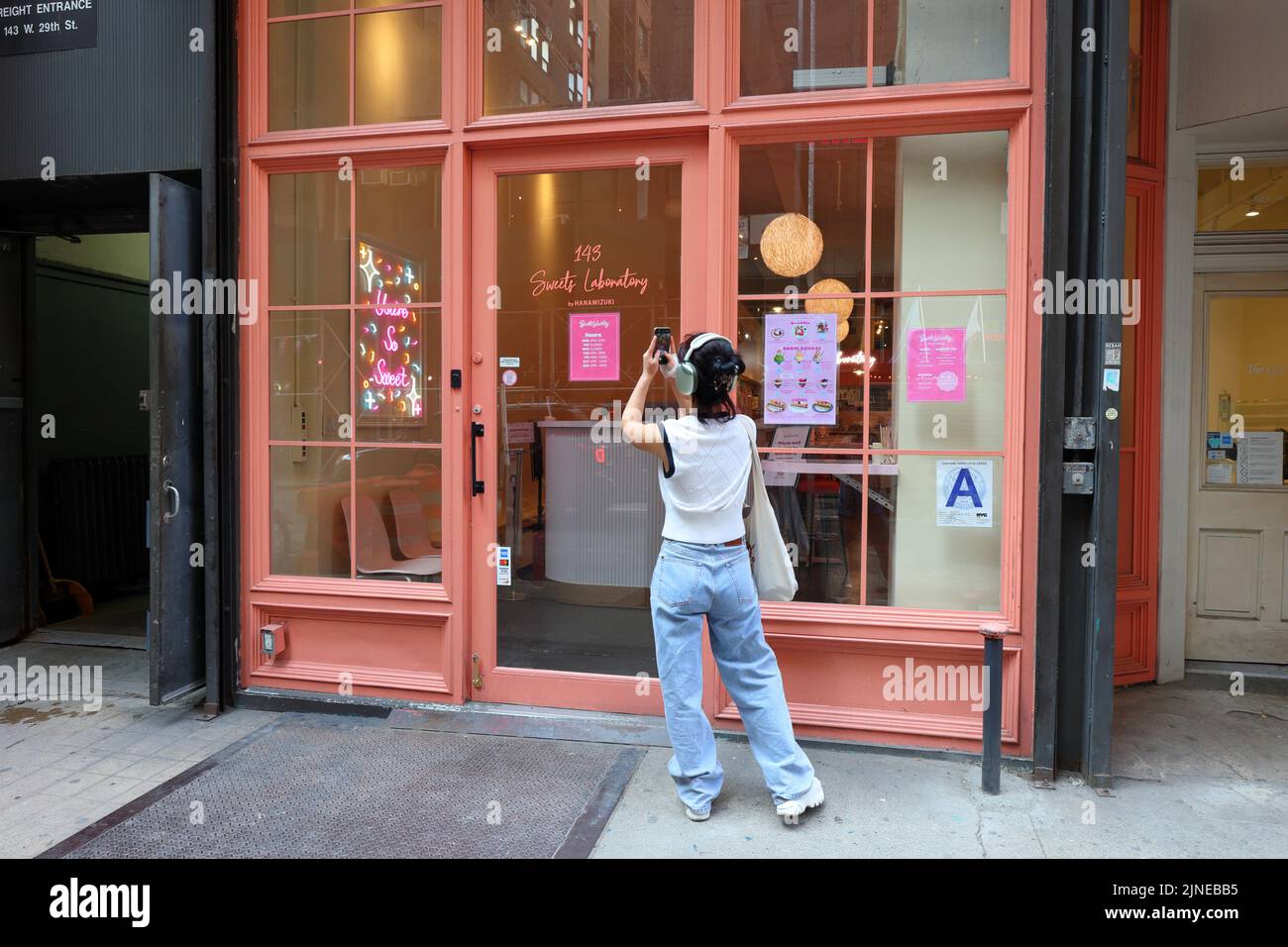 Il laboratorio dei dolci di Hanamizuki, 143 W 29th St, New York, New York. Il magazzino esterno di un bar di dessert giapponese nel quartiere Chelsea di Manhattan. Foto Stock
