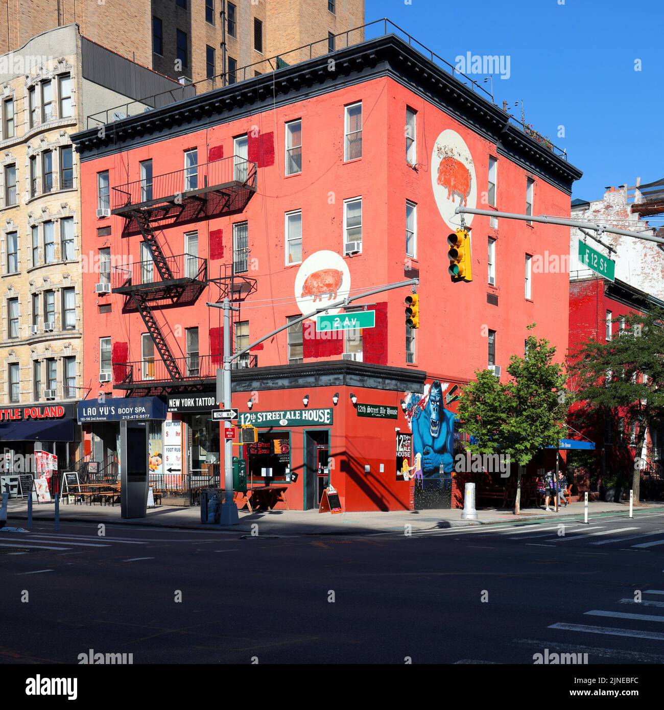 12th Street Ale House, 192 2nd Ave, New York, New York, foto del bar all'angolo dell'edificio 303 e 12th St Pig nell'East Village di Manhattan Foto Stock