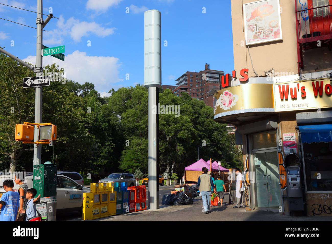 Un chiosco WiFi LinkNYC Link5G 5G a Manhattan Chinatown, New York. I giganteschi smartpoli da 32 piedi sostituiscono i vecchi chioschi wi-fi LinkNYC 4G con un nuovo ... Foto Stock