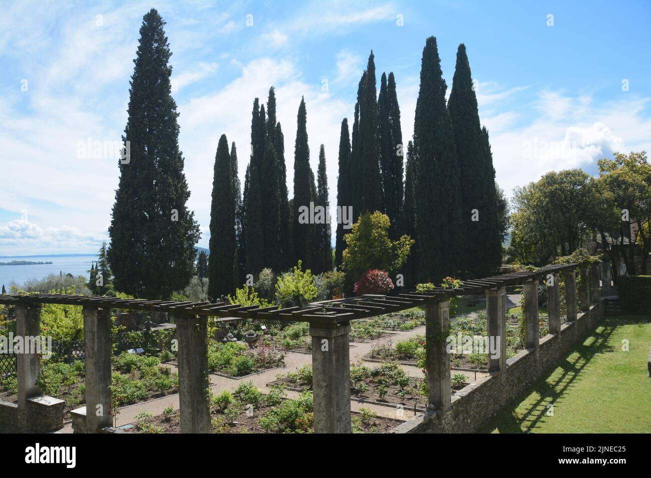 Il Vittoriale degli Italiani è stato progettato da Gabriele d'Annunzio. Si tratta di un complesso di edifici, strade, piazze, un teatro all'aperto e giardini. Foto Stock