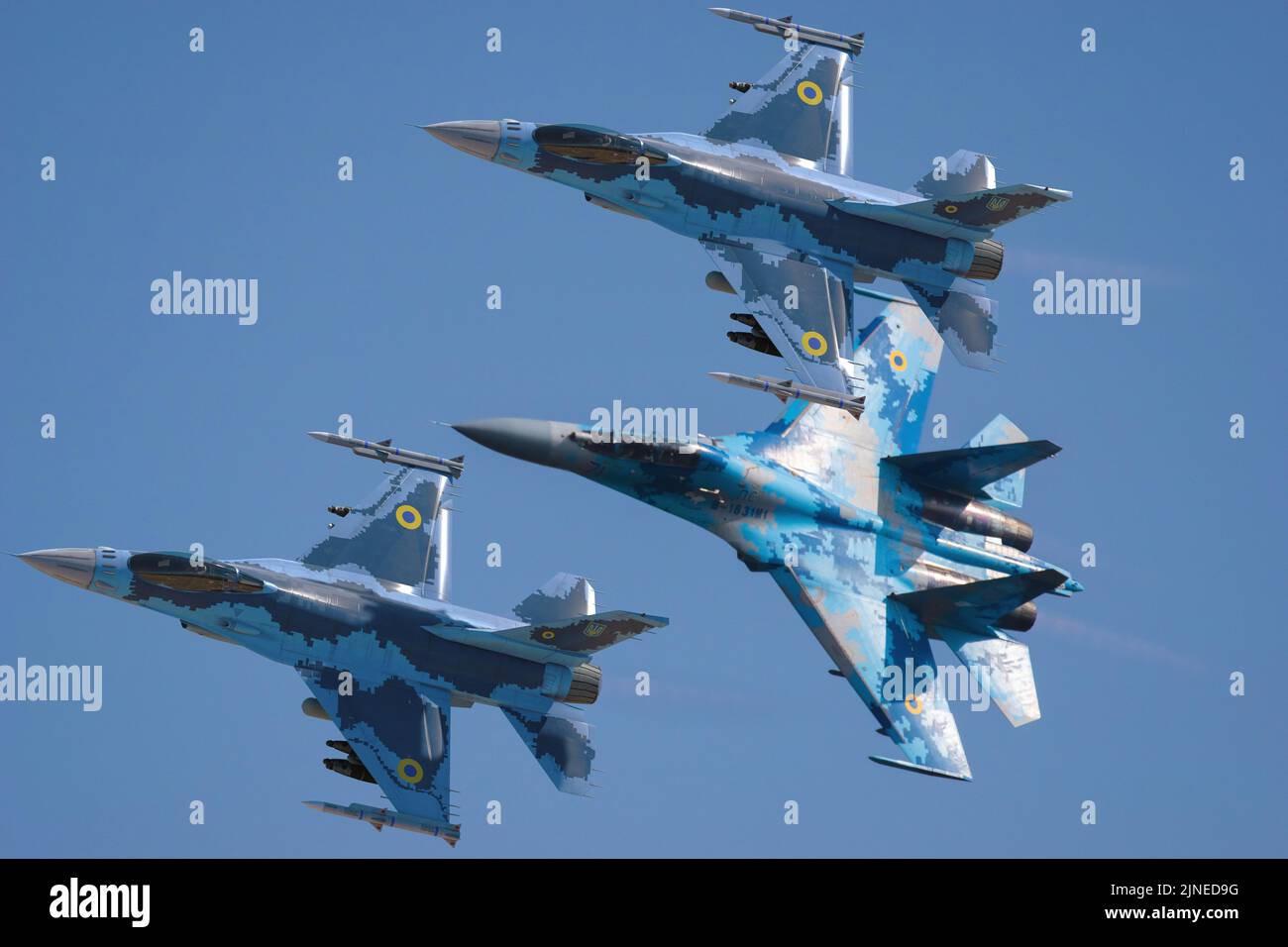 Combattenti dell'aeronautica Ucraina: Su-27 assistito da F-16s in un'ipotetica mimetizzazione dell'aviazione militare Ucraina Foto Stock