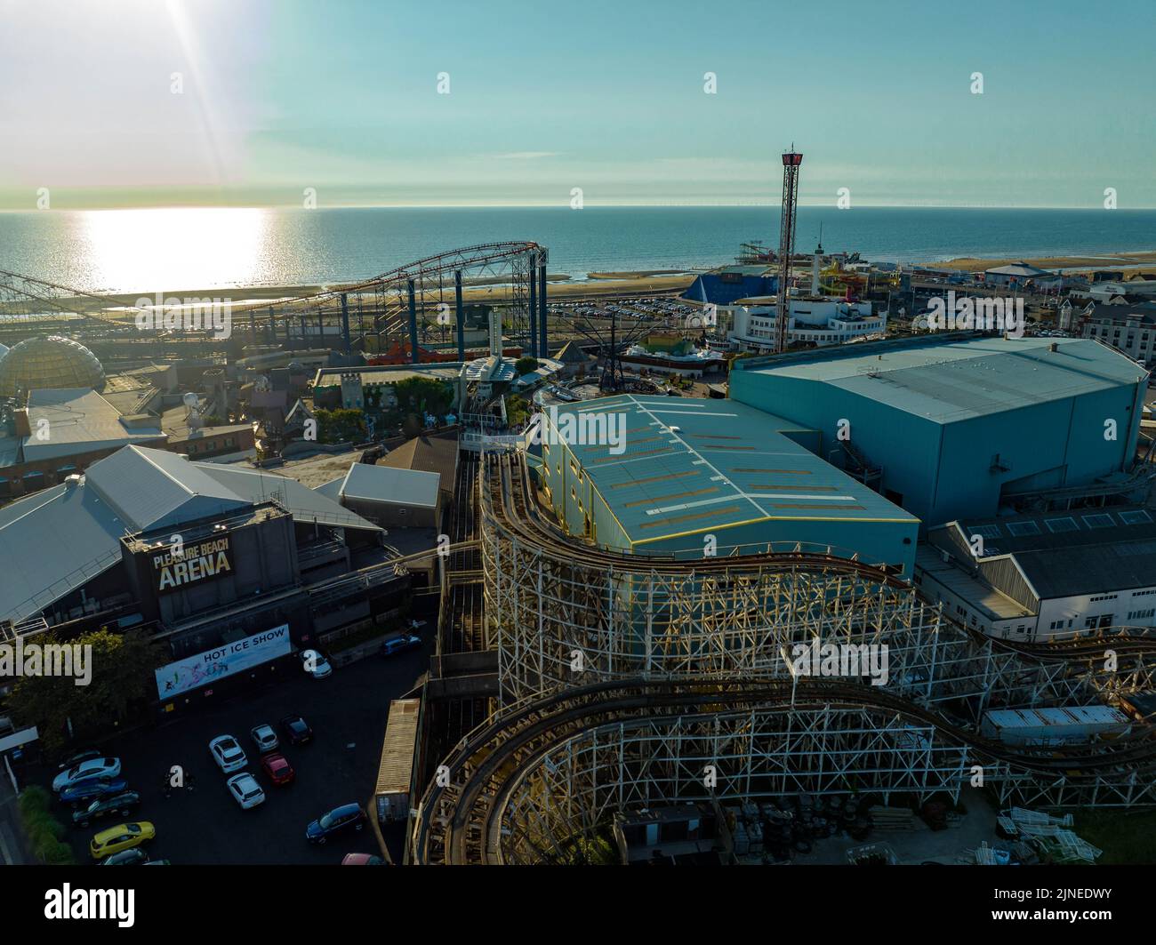Blackpool Pleasure Beach, BPB, Grand National, Big One, icona, Pier , Valhalla, Rides in Action Aerial Drone , come visto dall'aria, Birds Eye View Foto Stock