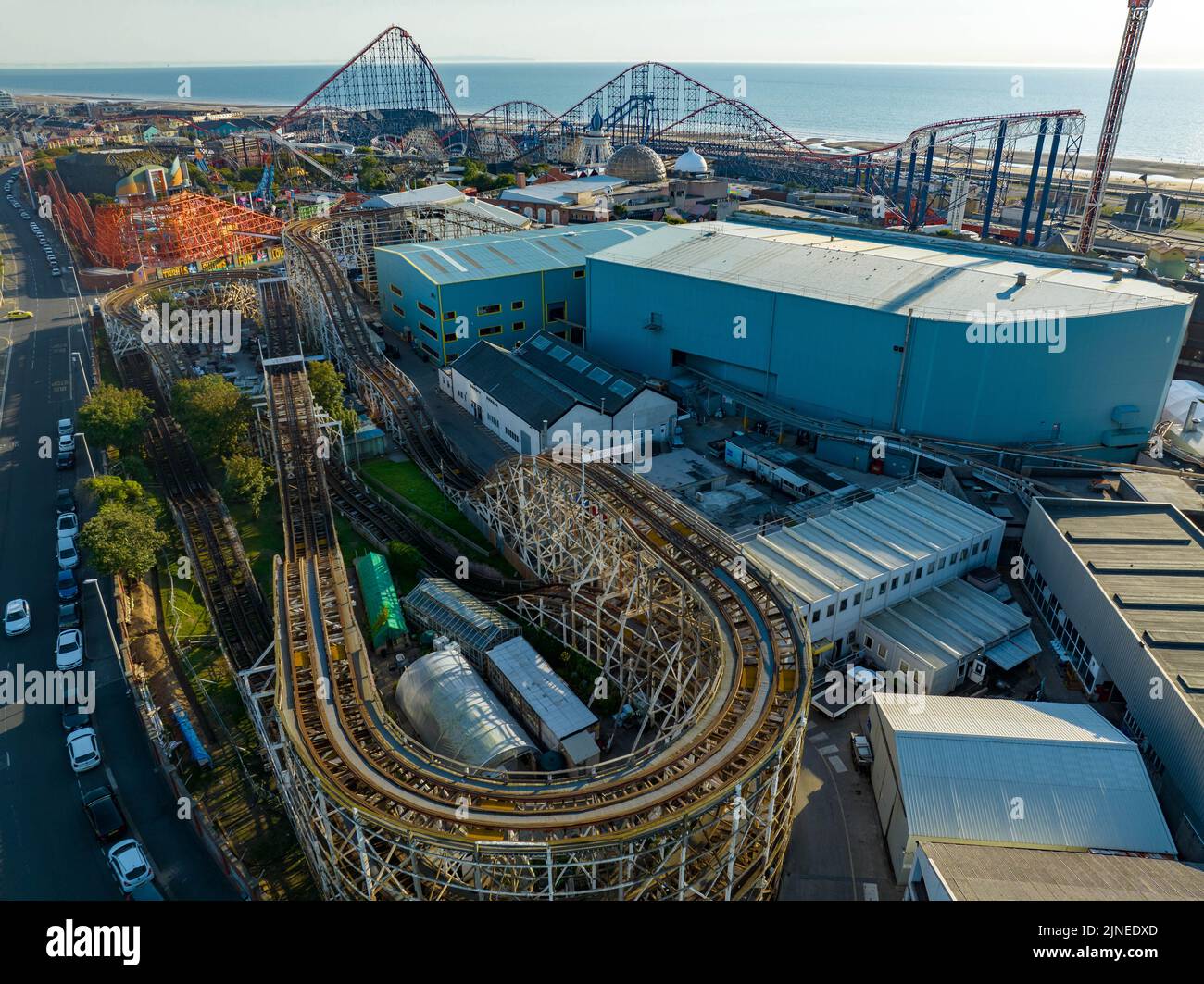 Blackpool Pleasure Beach, BPB, Grand National, Big One, icona, Pier , Valhalla, Rides in Action Aerial Drone , come visto dall'aria, Birds Eye View Foto Stock