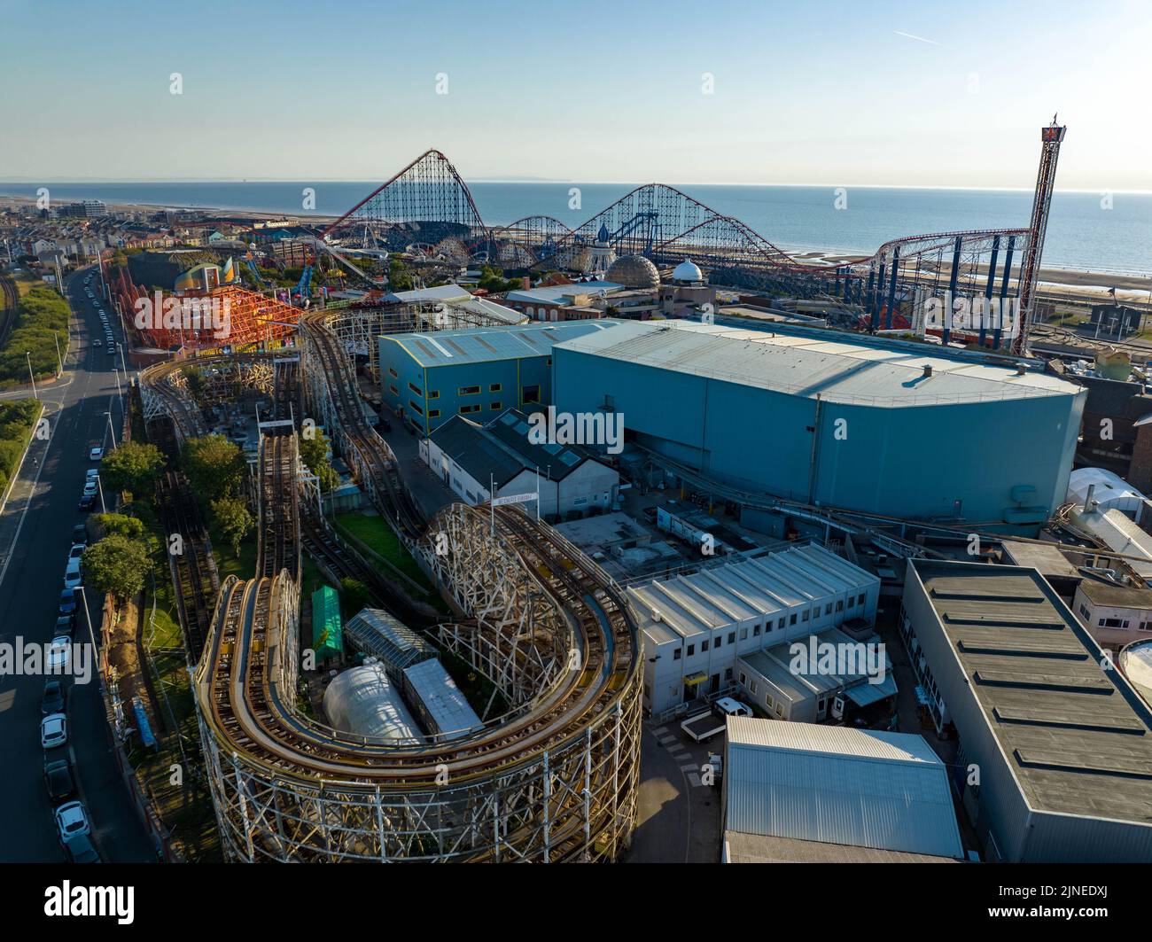 Blackpool Pleasure Beach, BPB, Grand National, Big One, icona, Pier , Valhalla, Rides in Action Aerial Drone , come visto dall'aria, Birds Eye View Foto Stock