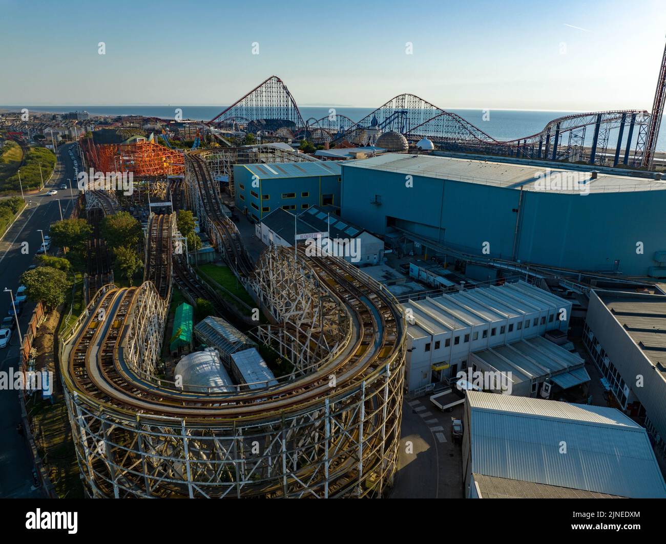 Blackpool Pleasure Beach, BPB, Grand National, Big One, icona, Pier , Valhalla, Rides in Action Aerial Drone , come visto dall'aria, Birds Eye View Foto Stock