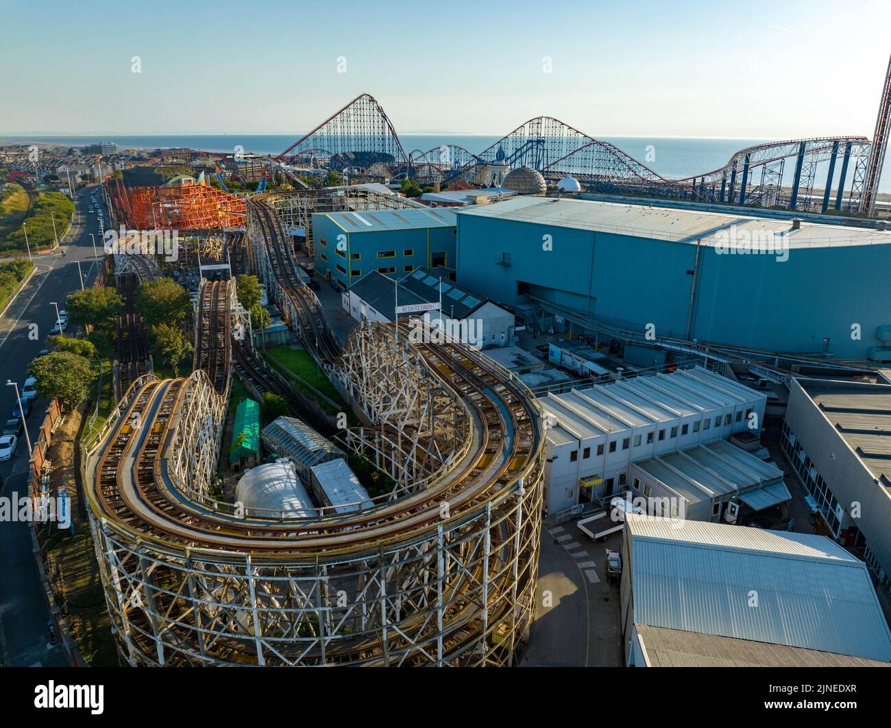 Blackpool Pleasure Beach, BPB, Grand National, Big One, icona, Pier , Valhalla, Rides in Action Aerial Drone , come visto dall'aria, Birds Eye View Foto Stock