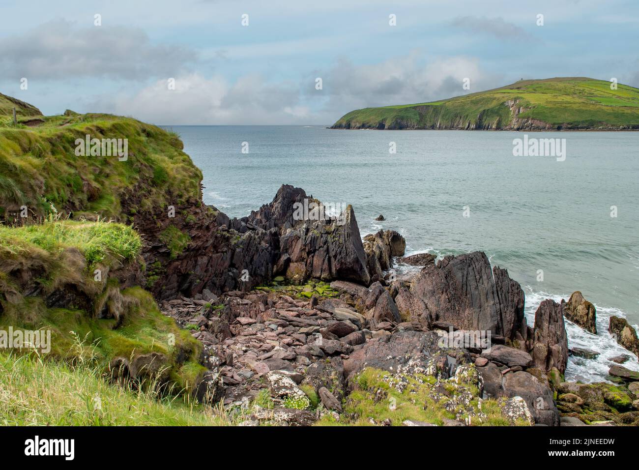 Costa rocciosa a Bin Ban, vicino a Dingle, Co. Kerry, Irlanda Foto Stock