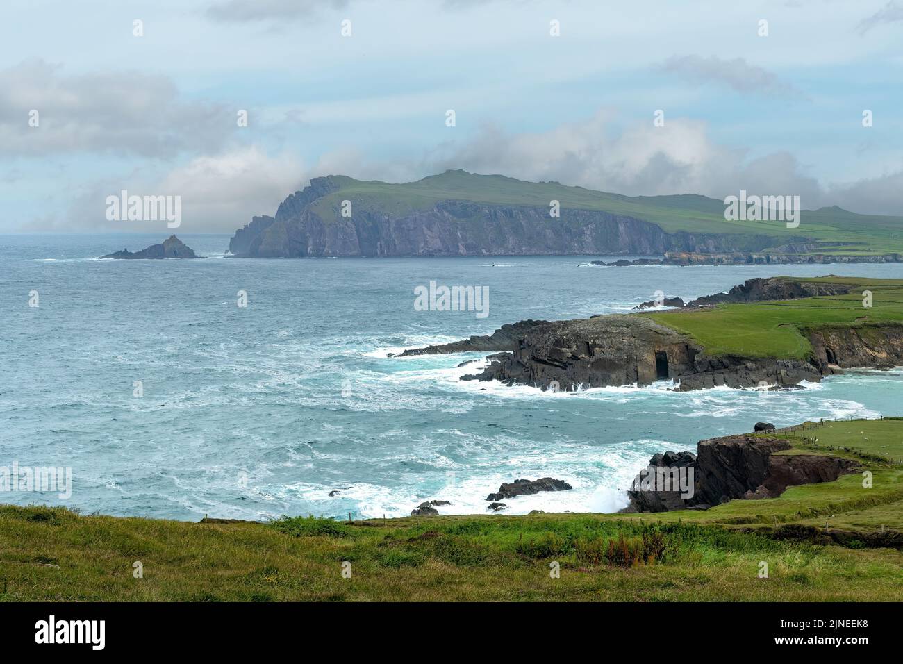 Costa rocciosa da Slea Head Drive, Dingle Peninsula, Co. Kerry, Irlanda Foto Stock