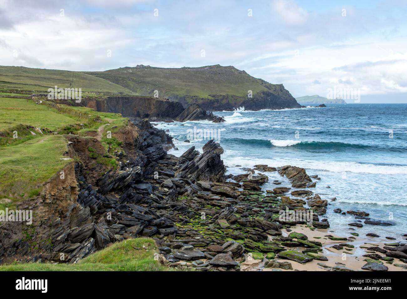 Costa rocciosa al molo di Dunquin, penisola di Dingle, Co. Kerry, Irlanda Foto Stock