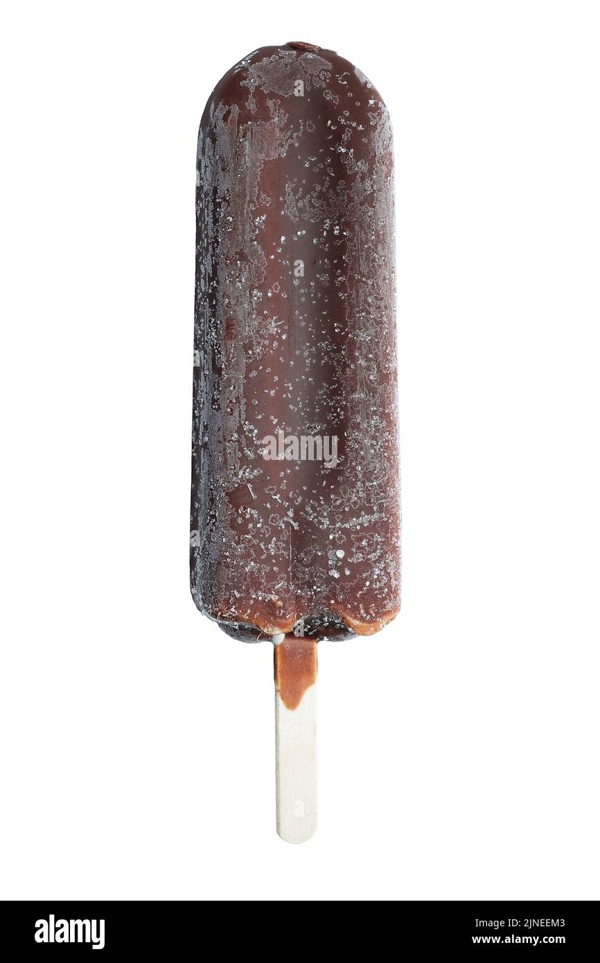 Possicle gelato coperto con cioccolato isolato su sfondo bianco. Gelato su bastone di legno. Foto Stock