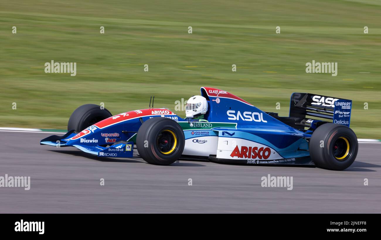 1994 Jordan-Hart 194 F1 pilota con Michael Fitzgerald alla 70th Members Meeting, Goodwood, Sussex, UK. Foto Stock