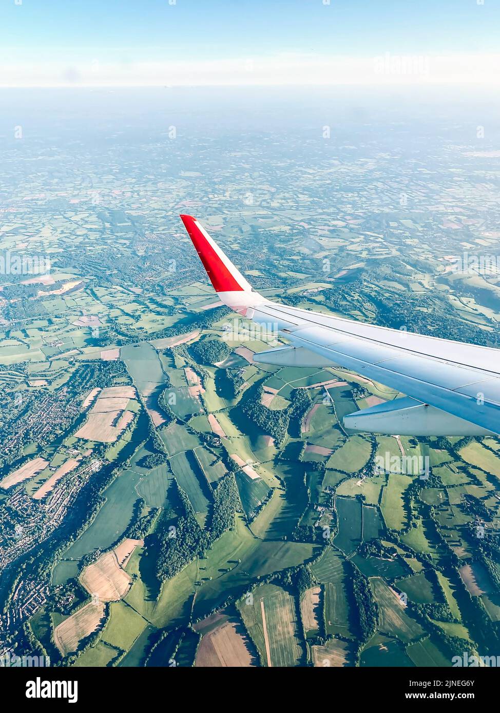 Una ripresa aerea di una coda di aeroplano con un'incredibile vista panoramica Foto Stock