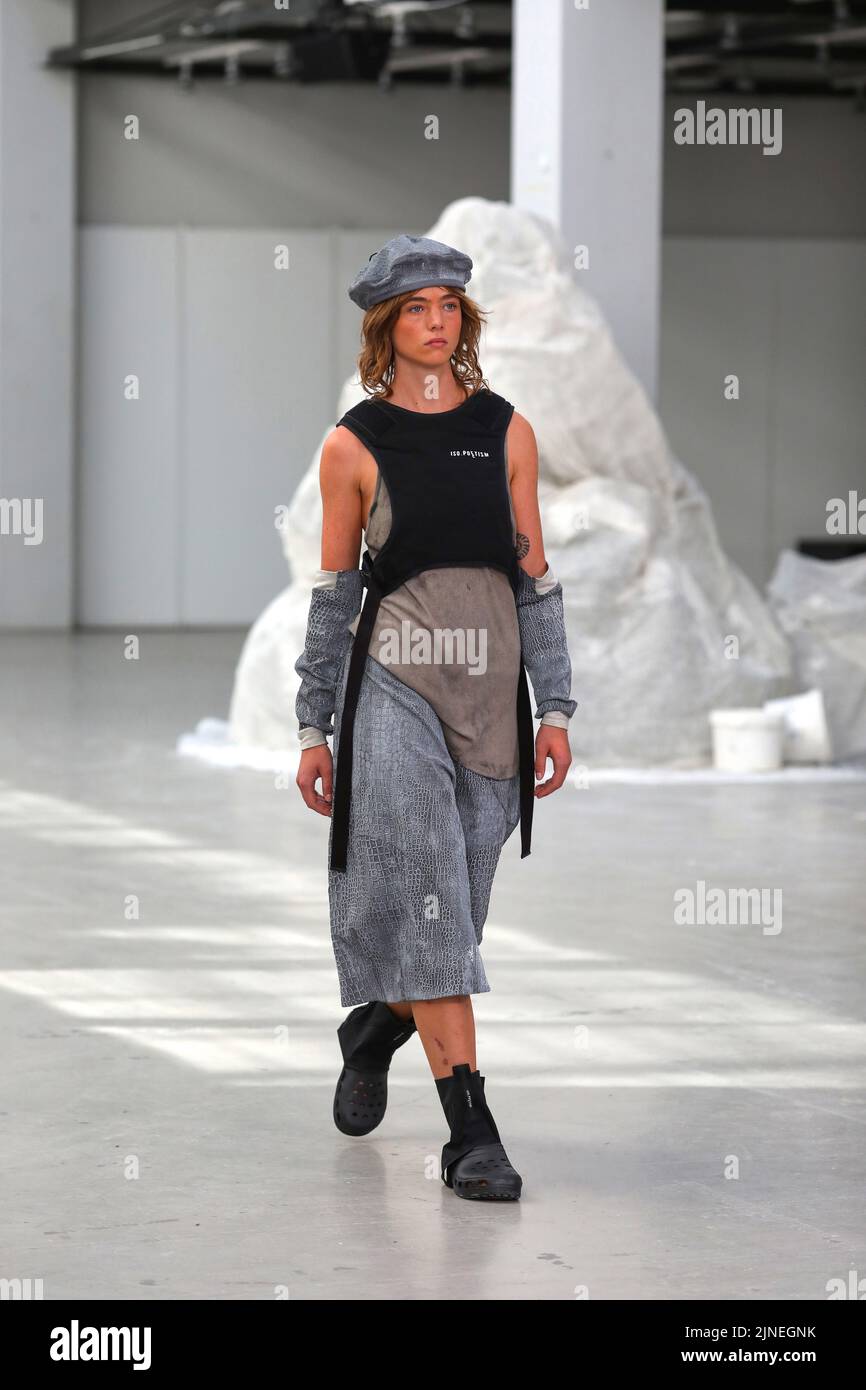 Copenaghen, Copenaghen, Danimarca. 10th ago, 2022. Sfilata di moda ISO. Il marchio Poetism dalla Danimarca alla settimana della moda di Copenhagen che si svolge dal 9 al 12 agosto 2022 a Copenhagen (Credit Image: © Marina Takimoto/ZUMA Press Wire) Foto Stock