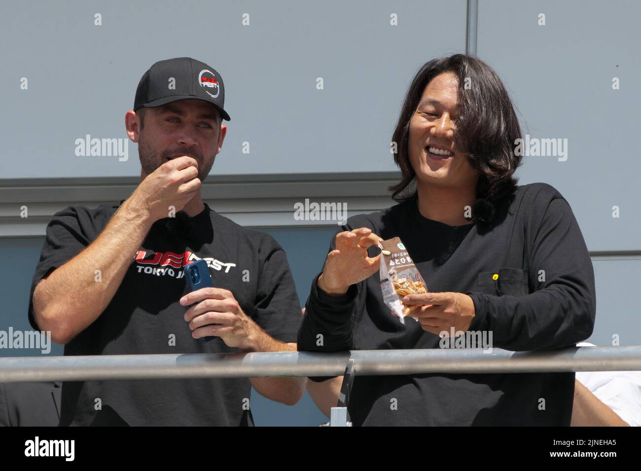 Oyama, Giappone. 11th ago, 2022. L'attore Cody Walker(L) e Sung Kang assistono al 'FUELFEST JAPAN 2022' all'autodromo internazionale di Fuji nella prefettura di Shizuoka, Giappone giovedì 11 agosto 2022. Foto di Keizo Mori/UPI Credit: UPI/Alamy Live News Foto Stock