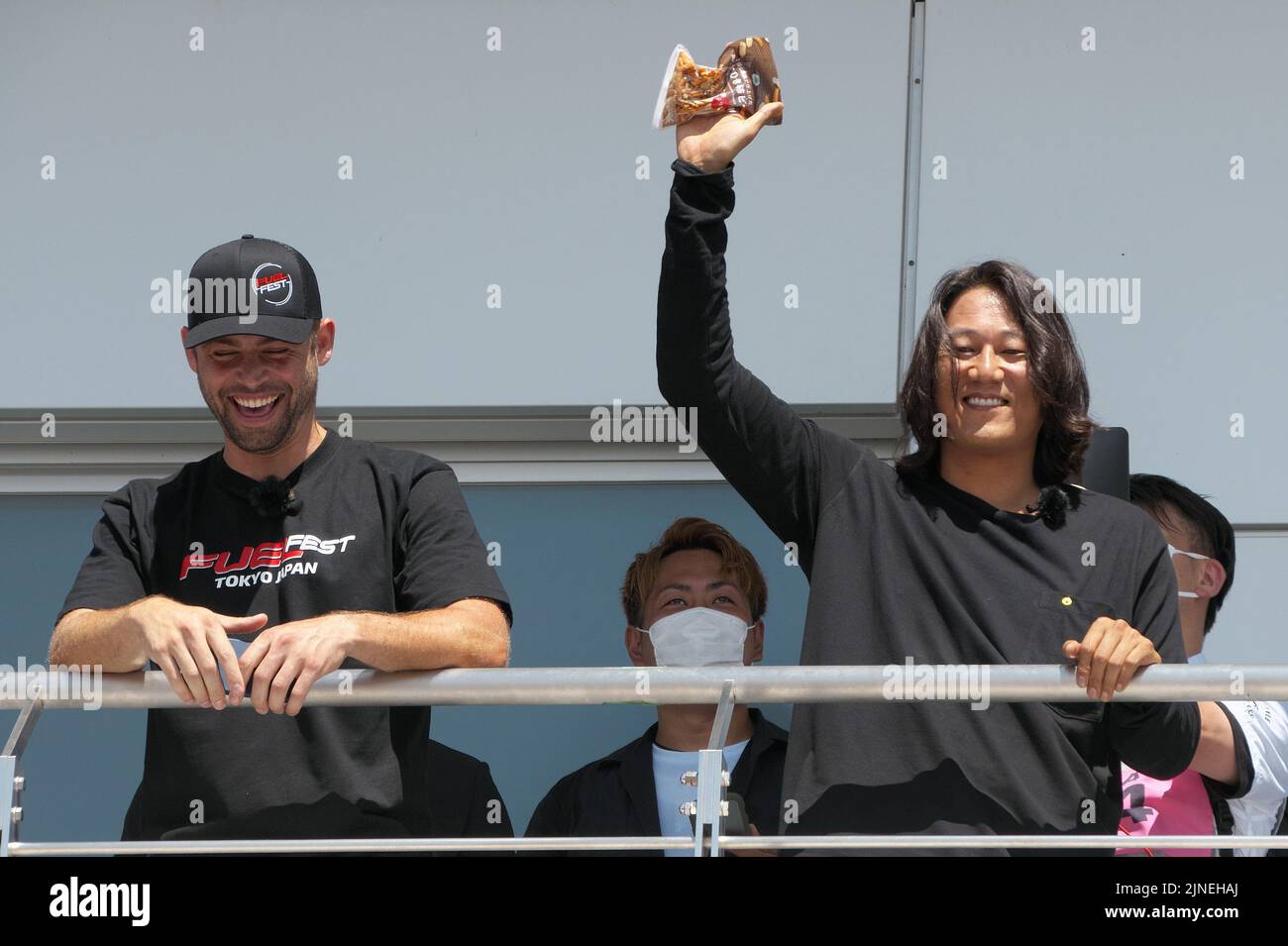 Oyama, Giappone. 11th ago, 2022. L'attore Cody Walker(L) e Sung Kang assistono al 'FUELFEST JAPAN 2022' all'autodromo internazionale di Fuji nella prefettura di Shizuoka, Giappone giovedì 11 agosto 2022. Foto di Keizo Mori/UPI Credit: UPI/Alamy Live News Foto Stock