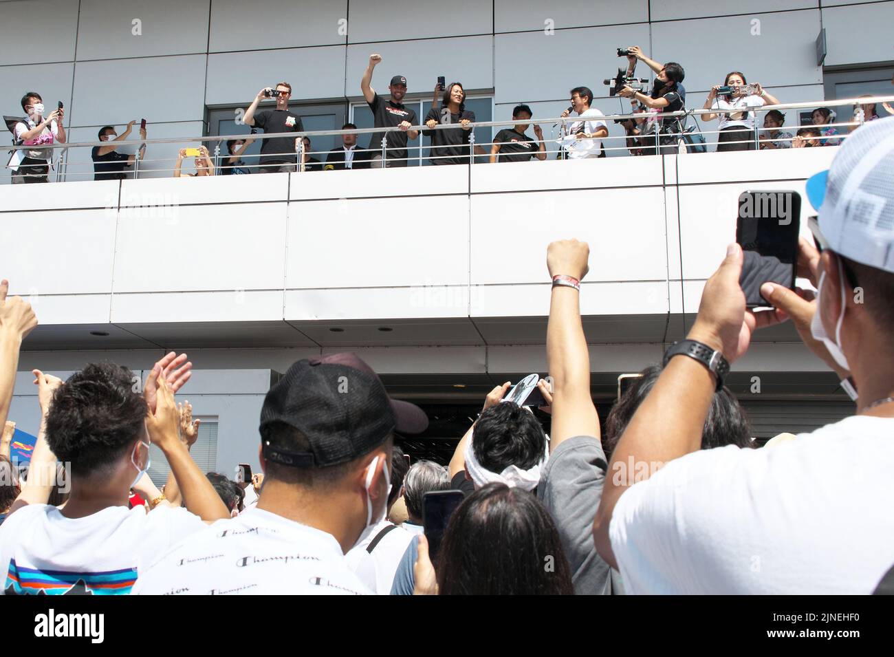 Oyama, Giappone. 11th ago, 2022. L'attore Cody Walker(C) e Sung Kang assistono al 'FUELFEST JAPAN 2022' all'autodromo internazionale di Fuji nella prefettura di Shizuoka, Giappone giovedì 11 agosto 2022. Foto di Keizo Mori/UPI Credit: UPI/Alamy Live News Foto Stock