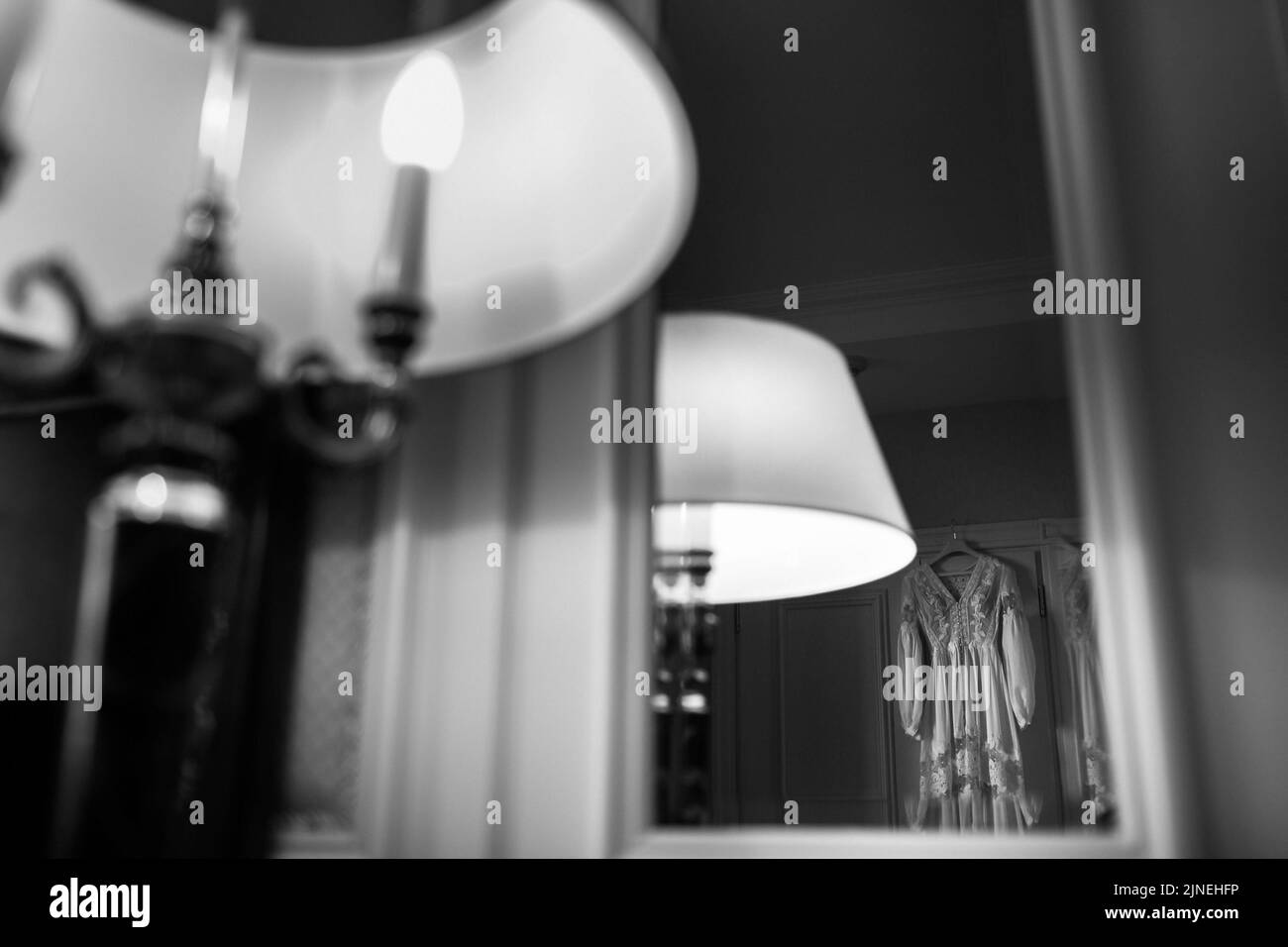 Abito da sposa sul guardaroba nel riflesso dello specchio. Foto Stock