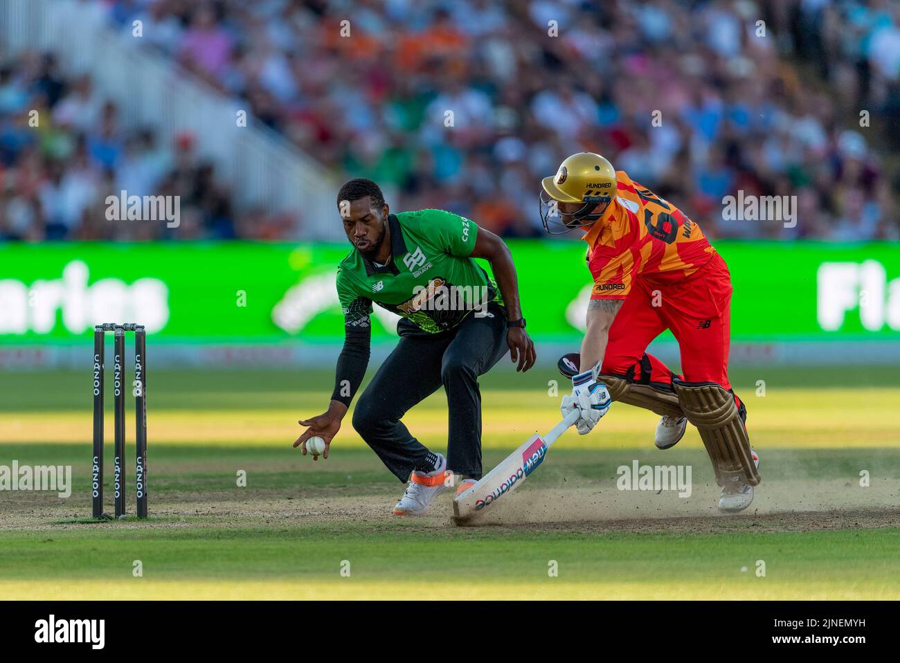 Matthew Wade di Birmingham Phoenix evita una scappatura di Chris Jordan di Southern Brave nel cento Foto Stock