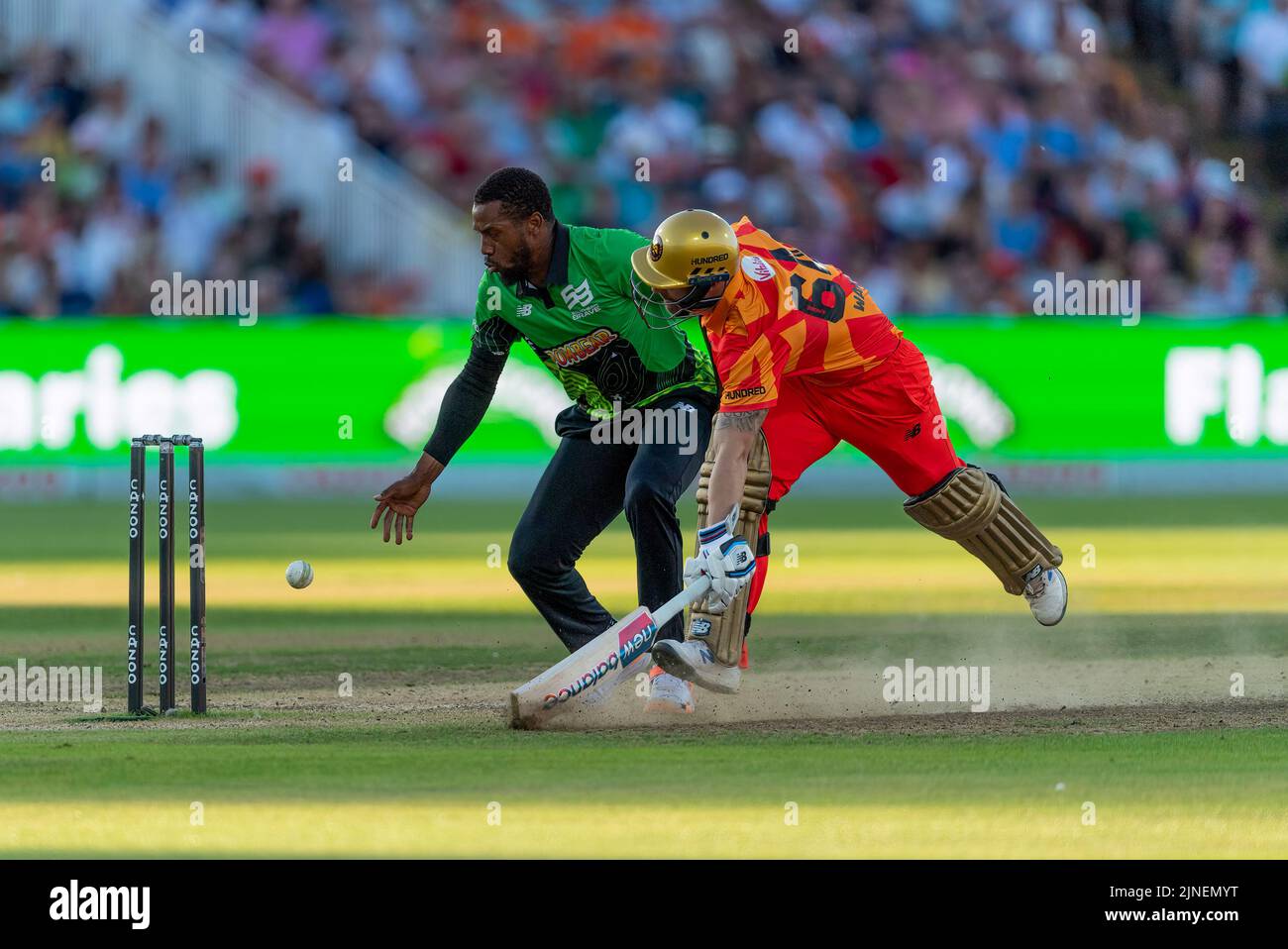 Matthew Wade di Birmingham Phoenix evita una scappatura di Chris Jordan di Southern Brave nel cento Foto Stock