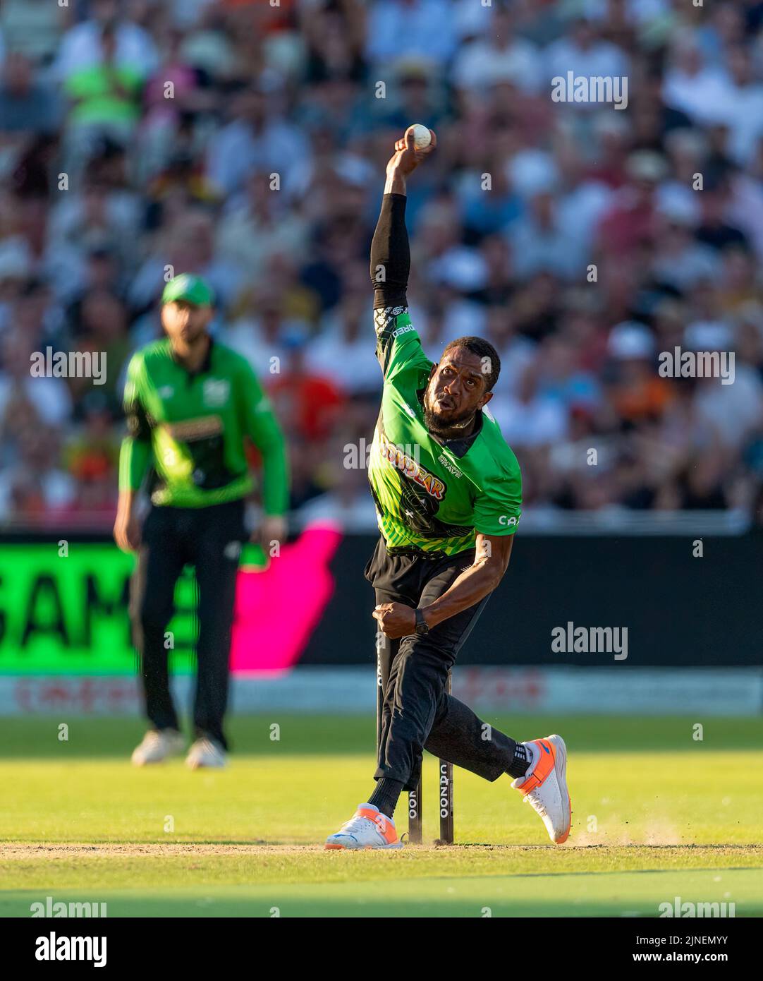 Chris Jordan bowling per Southern Brave nel cento contro Birmingham Phoenix Foto Stock