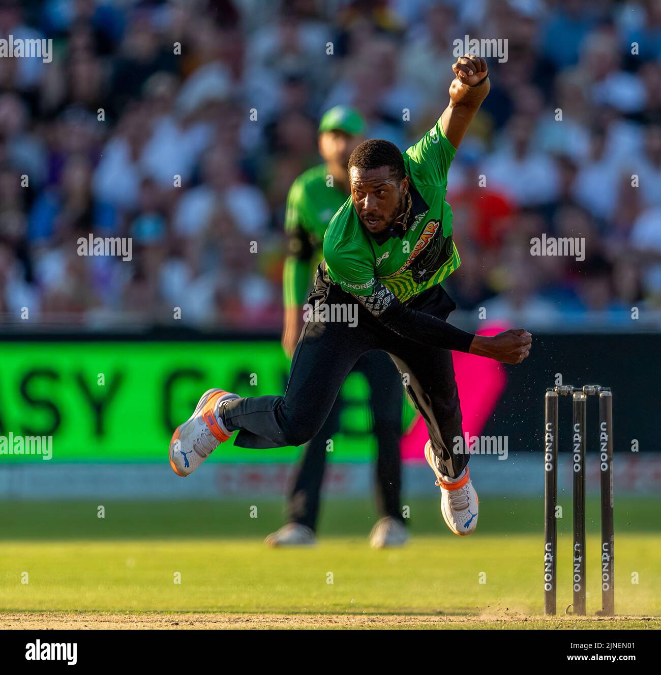 Chris Jordan bowling per Southern Brave nel cento contro Birmingham Phoenix Foto Stock