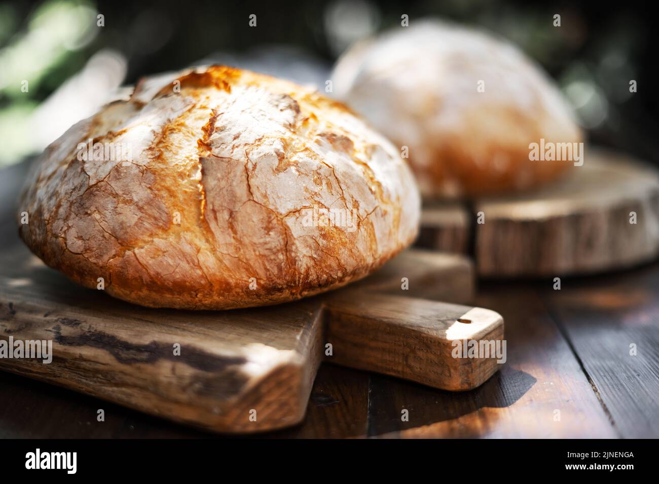 Pane tradizionale lievitato con buccia di rosa su un rustico tavolo di legno. Fotografia alimentare sana Foto Stock