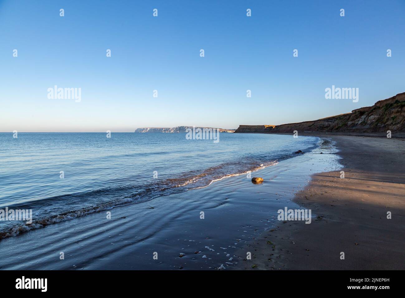 Guardando verso Freshwater Bay da Brook Bay, sull'Isola di Wight Foto Stock