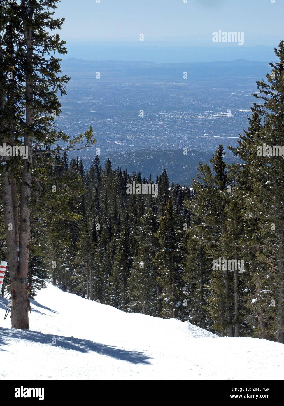 Santa Fe (2134 m) visto dal punto più alto della ski area di Santa Fe sul sentiero Millennium (3683 m), Sangre de Cristo range, New Mexico, USA, 2009 Foto Stock