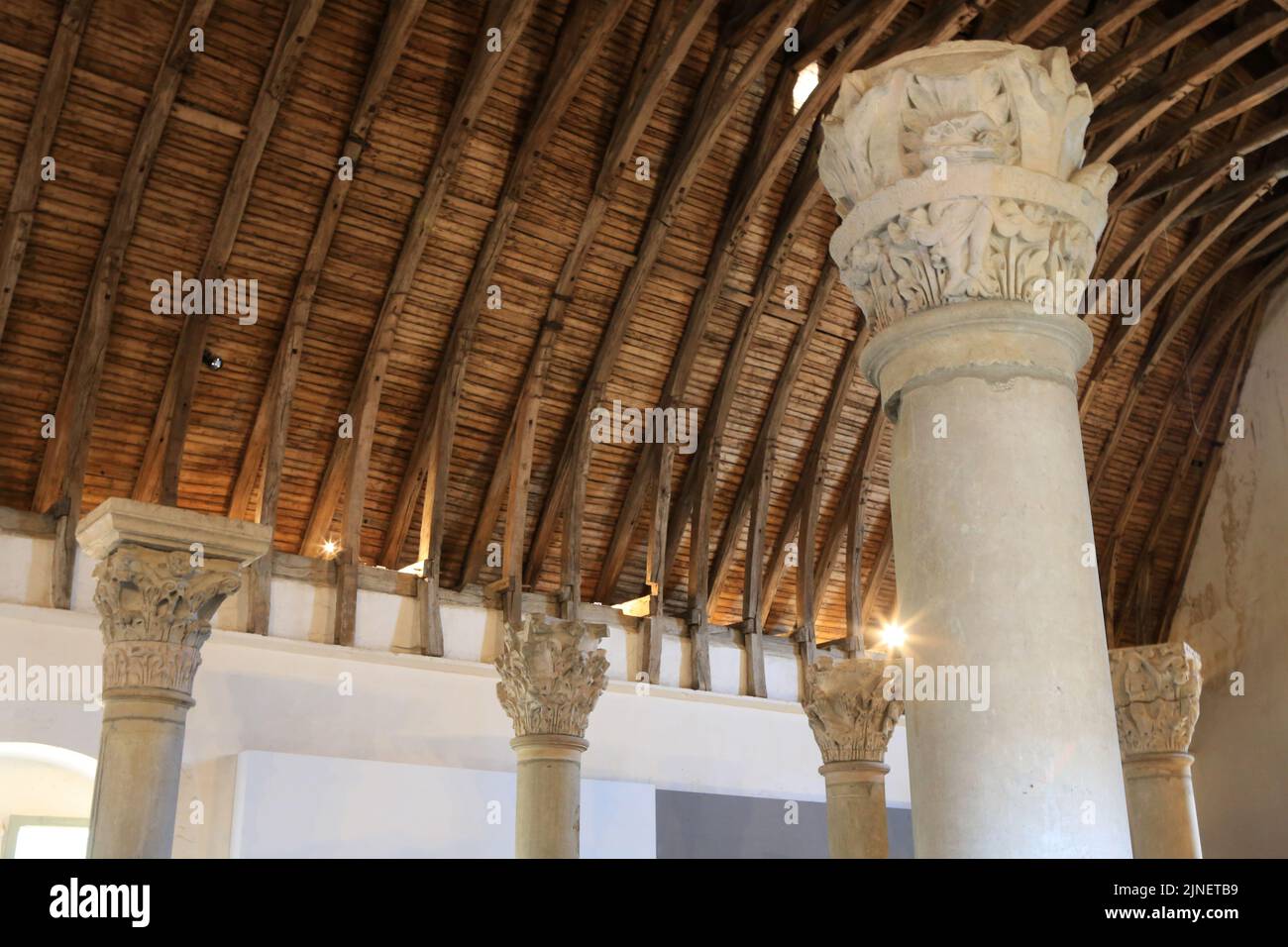 Chapiteaux Romans du choeur. Farinier de l'Abbatiale Saint-Pierre et Saint-Paul avec sa charpente en châtaignier. 13 ème siècle. Cluny. Saône e Loira Foto Stock