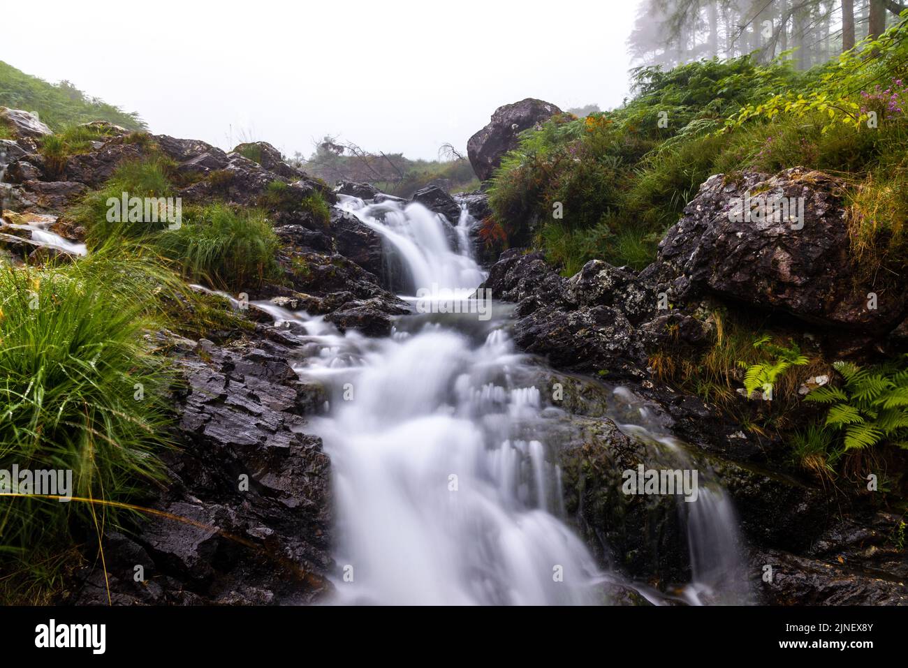 Cascate lungo la strada mentre si sale sulla collina Penygader (Dolgellau)Cadair Idris, Parco Nazionale Snowdonia in Galles, Regno Unito 2022. Foto Stock