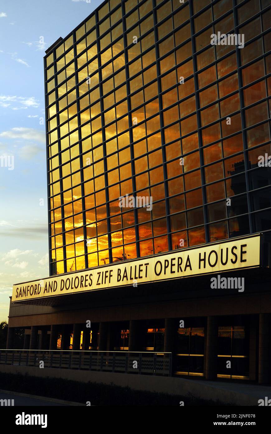 Il cielo del tramonto si riflette nel Balletto Ziff e nel Teatro dell'Opera, un fine Performing Arts Center di Miami Foto Stock