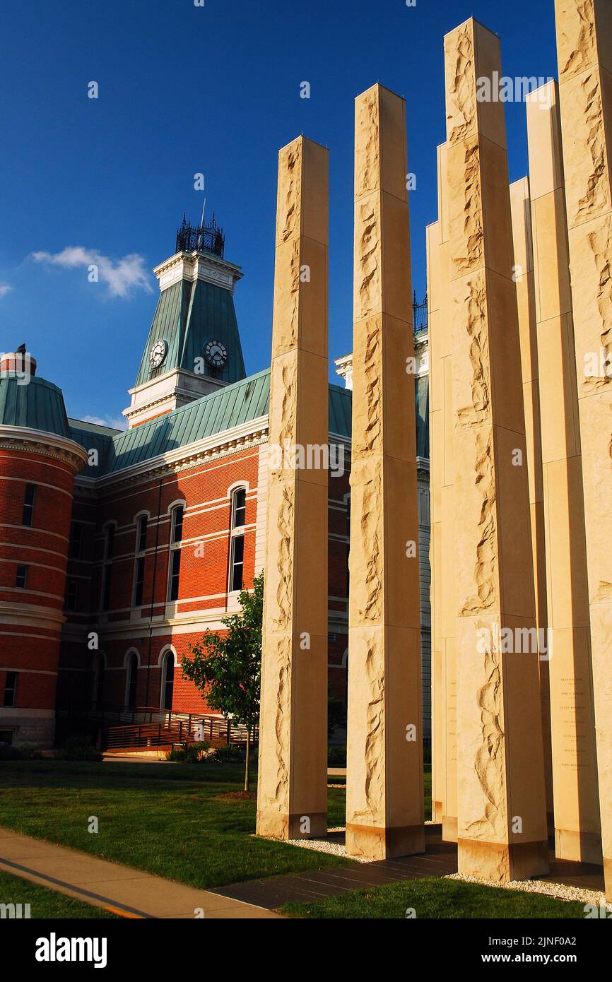 Le colonne di pietra calcarea fungono da monumento commemorativo ai veterani nei terreni del tribunale della contea di Bartolomew a Columbus, Indiana Foto Stock