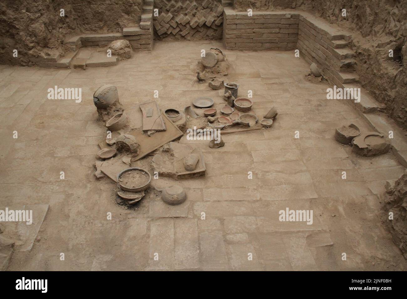 (220811) -- XI'AN, 11 agosto 2022 (Xinhua) -- Foto non datata mostra oggetti funerari in un'antica tomba di Xi'an, la capitale della provincia Shaanxi del nord-ovest della Cina. Gli archeologi hanno scoperto più di 140 reliquie culturali di sei tombe della dinastia Han orientale (25-220) a Xi'an. ANDARE CON 'oltre 140 reliquie culturali alla luce nella Cina nord-occidentale' (Accademia Shaanxi di Archeologia/Handout via Xinhua) Foto Stock