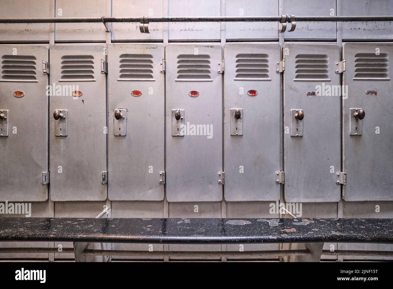 Gli armadietti in metallo argento, utilizzati dai minatori per un cambio di vestiti da strada. Al Big Pit National Coal Museum di Pontypool, Galles, Regno Unito. Foto Stock