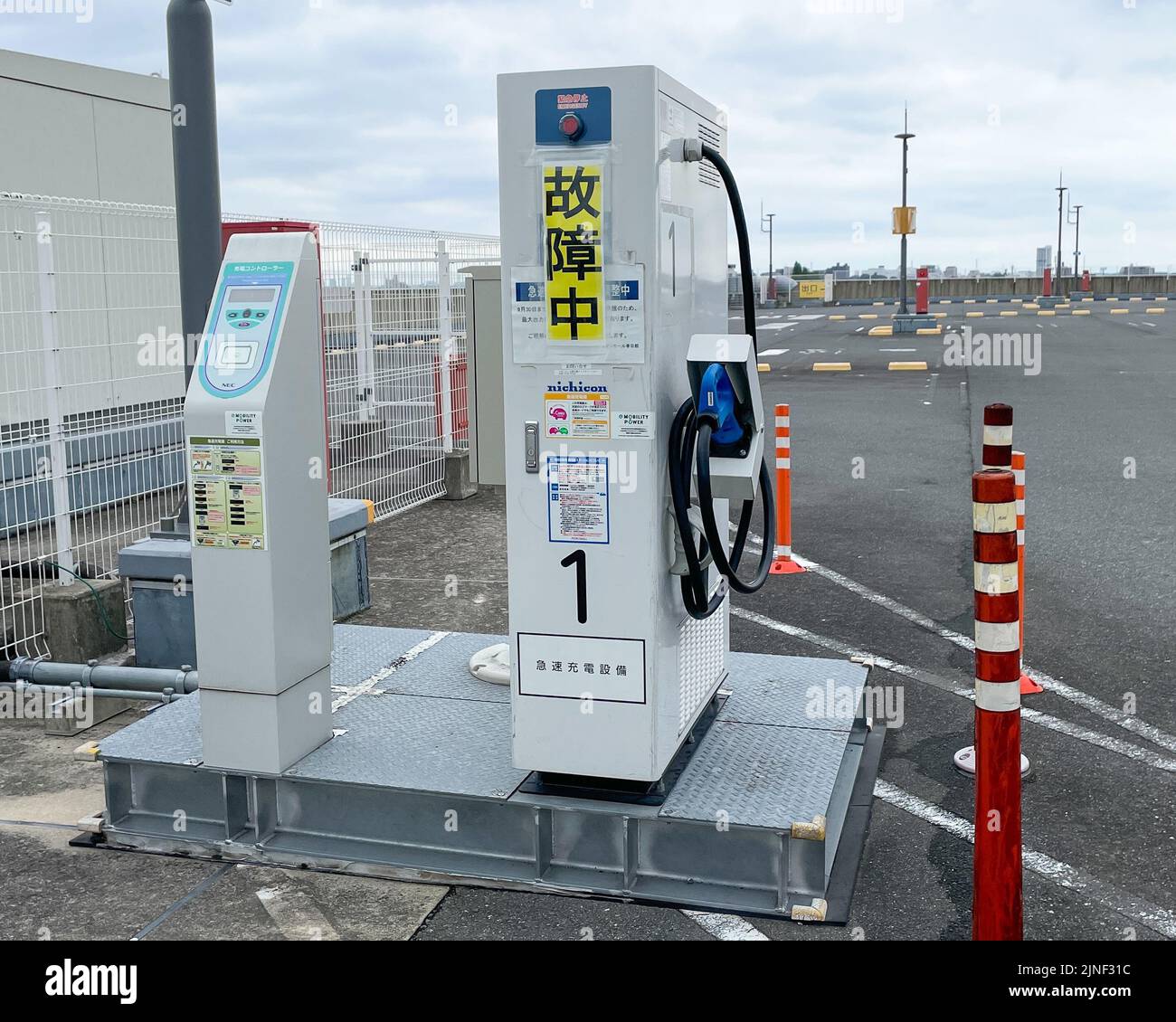 Un caricatore rapido EV fuori ordine o un caricatore rapido su un parcheggio sul tetto presso un centro commerciale EON Shopping Mall con una sola ricarica per auto in una delle stazioni. Foto Stock