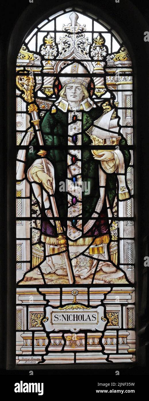 Vetrate colorate di Percy Bacon raffiguranti San Nicola, la Chiesa di tutti i Santi, Northampton, Northamptonshire Foto Stock