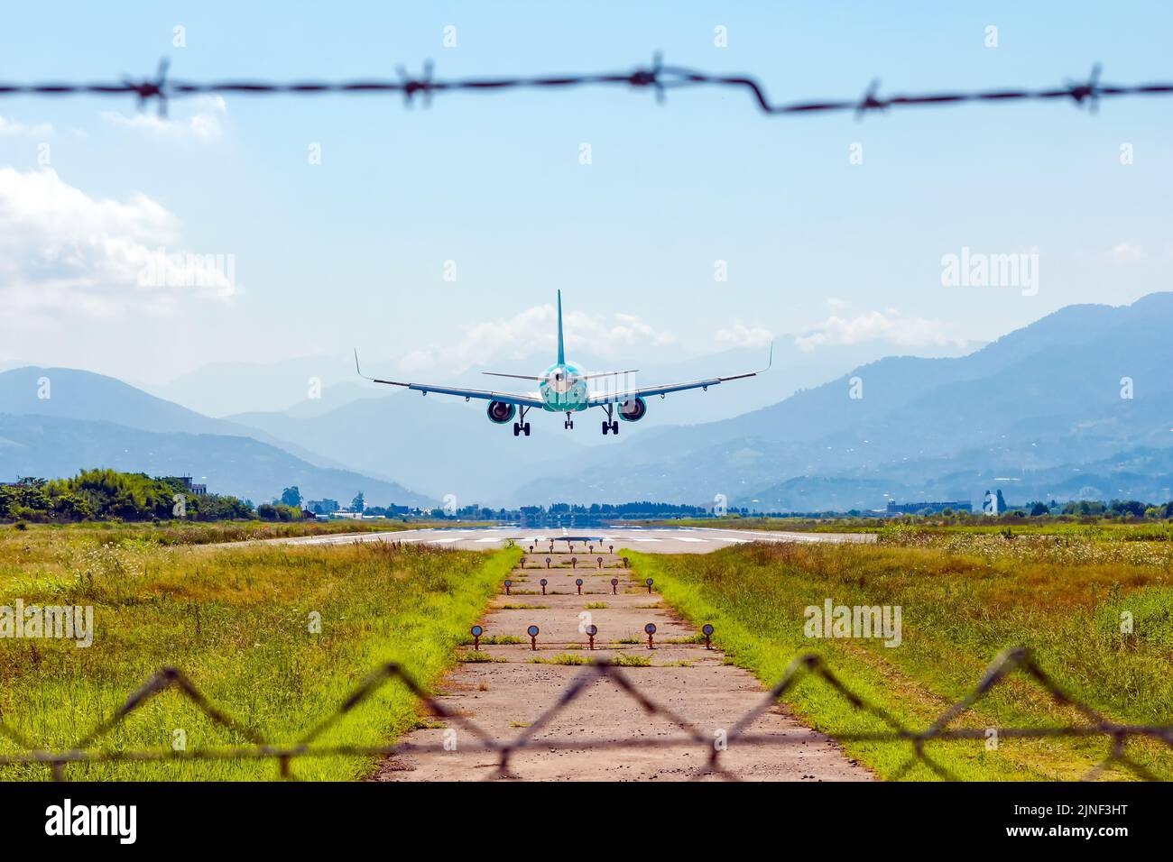 Batumi, Georgia. 2 agosto 2022: Atterraggio dell'aereo aereo della compagnia aerea Flynas Foto Stock