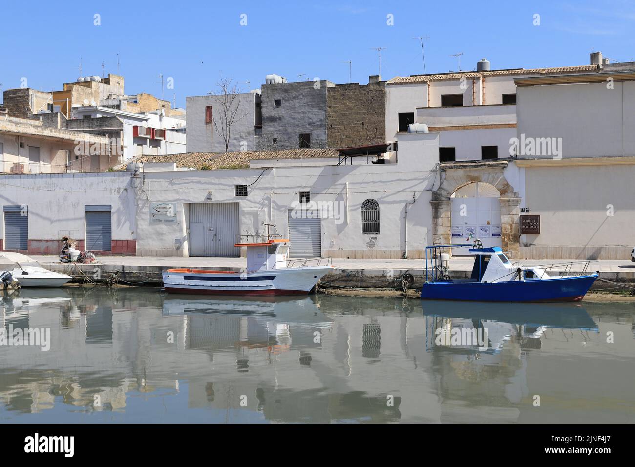 Trapani Sicilia ancora acque, case e barche Foto Stock